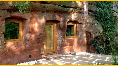 Illustration : "Il vit dans cette grotte qui a 800 ans... Mais en voyant l'intérieur, on comprend tout de suite !"