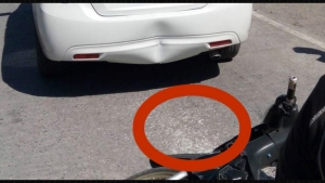 Illustration : "Percuté par un motard, ce conducteur est furieux mais en voyant ce qui se trouve au sol, il a le coeur brisé !"