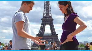Image illustrant l'article Derrière ce couple qui s'embrasse se cache la plus belle vidéo d'une grossesse, résumée en 2min47.