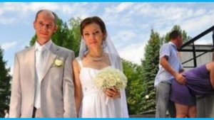 Illustration : "Ces gens qui s'invitent sur vos photos de mariage et qui vont bien trop loin... 16 clichés hilarants !"