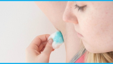 Illustration : "Elle met du Listerine sur du coton et se frotte les aisselles avec... Une astuce brillante !"