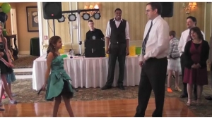 Illustration : "Son papa ne veut pas danser mais elle insiste et ce qu'ils font surprend tous les invités !"