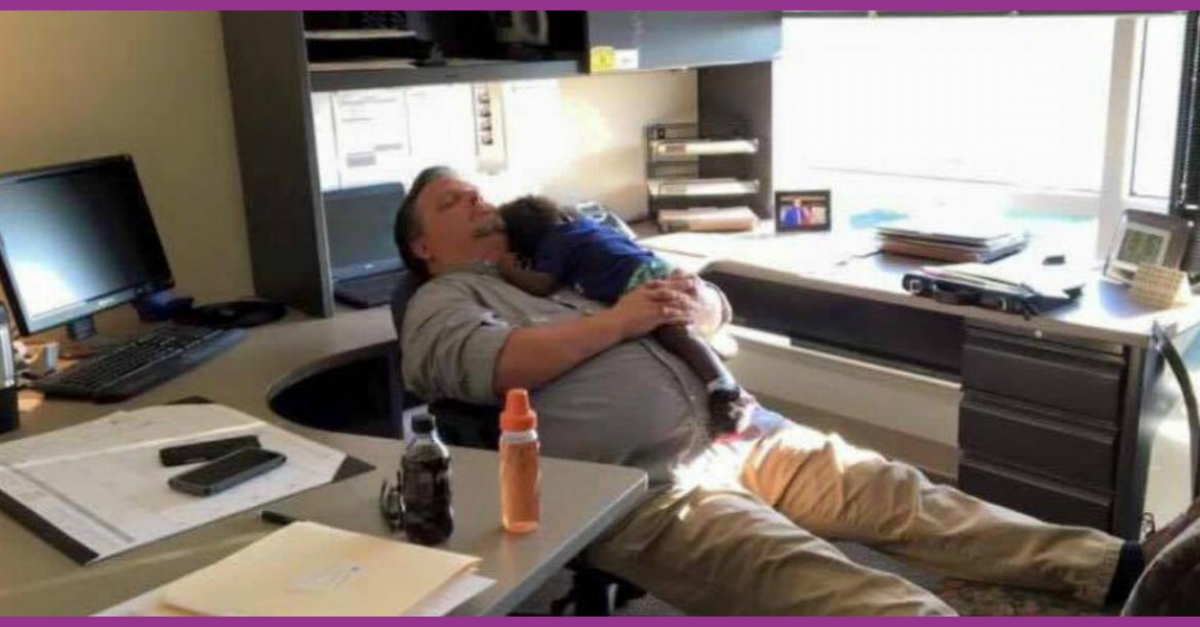 En voyant cette photo, elle découvre ce que son mari fait tous les jours et comprend enfin