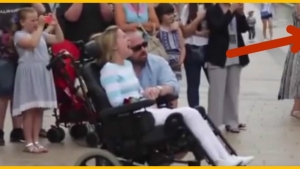 Image illustrant l'article Une femme en fauteuil roulant reçoit une rose d'un inconnu... Quand son mari lui fait voir les escaliers, elle ne peut retenir ses larmes !
