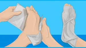Illustration : "Avez vous déjà essayé de placer du papier alu autour de vos pieds pour vous soulager ?"