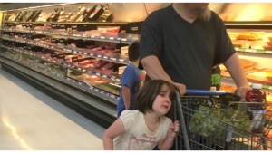 Illustration : "« Promis, je ne le ferai plus ! Arrête ! ». Les images de ce père qui tire les cheveux de sa fille dans un magasin sont en train de révolter le net ! Et c'était le but..."