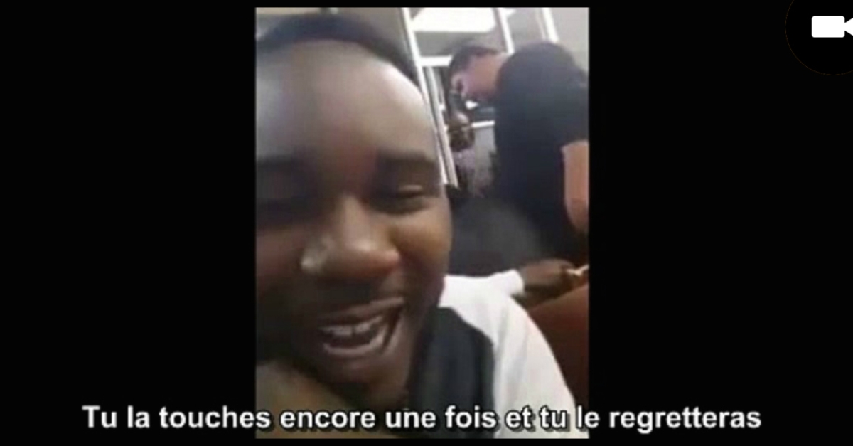 Un lâche frappe sa femme au restaurant ce qui déplait fortement a un
