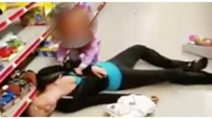 Image illustrant l'article Cette petite de 2 ans tente de réveiller sa mère qui fait une overdose. Des millions de parents sont choqués !