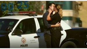 Image illustrant l'article C'est fou ce qu'on peut faire avec un culot énorme ! Les policières embrassées par ce mec ne diront pas le contraire...