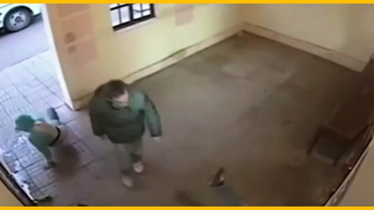 Enfin quelqu'un qui réagit face à l'agression d'une femme... Simple