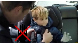 Illustration : "Ne faites plus JAMAIS ceci en attachant votre enfant sur son siège auto, c'est très dangereux ! "