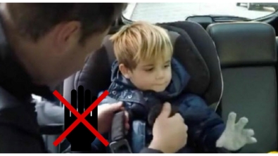 Illustration : "Ne faites plus JAMAIS ceci en attachant votre enfant sur son siège auto, c'est très dangereux ! "