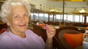 Image illustrant l'article Un homme interroge cette dame âgée pour savoir ce qu'elle fait seule sur cette croisière... Réponse choquante d'ingéniosité!