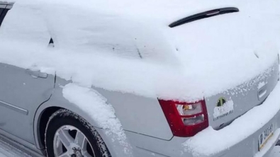 Illustration : "Cet homme déneige sa voiture sans faire le moindre effort ! Son truc:"