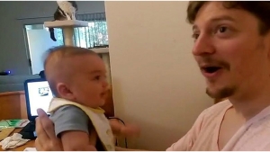 Illustration : "Il dit à son bébé de 3 mois qu'il l'aime et sa réaction n'aurait pas pu être plus surprenante!"