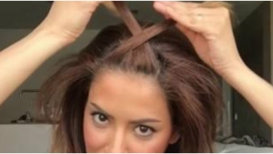 Illustration : "Elle commence par croiser deux mèches sur sa tête pour réaliser une coiffure simple... Mais très spectaculaire!"
