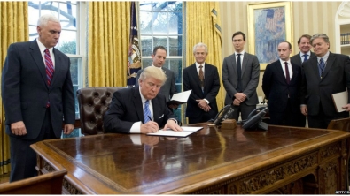 Illustration : "Le monde entier est en colère à cause de cette photo de Donald Trump et son équipe !"