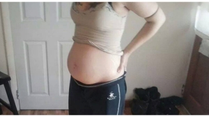 Illustration : "Elle poste sa photo, enceinte... Le lendemain, la police vient l'arrêter, après de nombreuses plaintes pour ce cliché !"