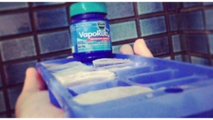 Image illustrant l'article Un moule à glaçons, de l'eau et du Vicks Vaporub, ne vivez plus un hiver sans cette astuce !