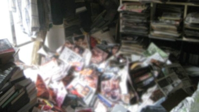 Illustration : "Cet Homme Est Retrouvé Mort Sous Une Pile De Six Tonnes De Magazines P0rn0..."