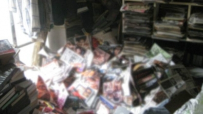 Illustration : "Le Propriétaire Ne Reçoit Plus De Loyer, Il Se Rend Chez Le Locataire et le retrouve Mort, Sous une pile de 6 Tonnes de... Magazines pour adultes !"