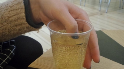 Illustration : "Vous mettez le doigt dans le verre, si ça réagit, n'y touchez plus et appelez la police!"