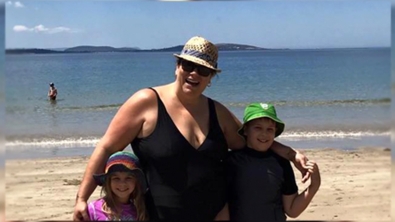 Illustration : "Le mari prend le cliché mais si on regarde de plus près, ça va bien plus loin qu'une photo de famille !"