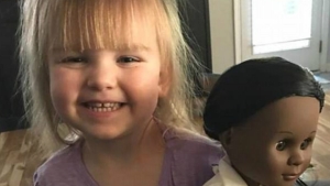 Image illustrant l'article La réponse d'une petite de 2ans à qui une caissière demande: "Tu veux une poupée qui te ressemble plus ?".