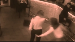 Image illustrant l'article Voilà comment on calme un gros con qui veut toucher les fesses d'une serveuse !