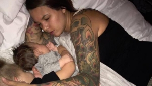 Image illustrant l'article Il photographie sa femme alors qu'elle dort mais en publiant le cliché sur internet, il est choqué par les réactions!