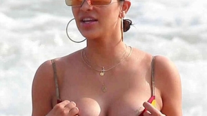 Illustration : "Aperçue sur une plage en Bikini, Kim Kardashian intrigue le web avec ses fesses. Le photographe n'a pas voulu photoshoper, bon ou mauvais choix ?"
