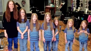 Image illustrant l'article Marre Que Ses 6 Garçons Subissent Des Moqueries Pour Leurs Cheveux Longs, Cette Maman Décide De Les Couper...