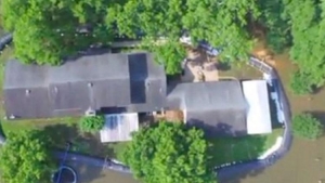 Image illustrant l'article En installant ça autour de sa maison, son voisinage riait de lui, c'est pourtant le seul à la protéger des inondations.