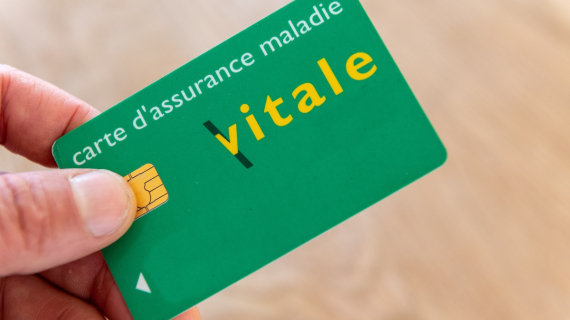 Illustration : Arnaque à la carte vitale : un homme se fait escroquer de 14 000 euros