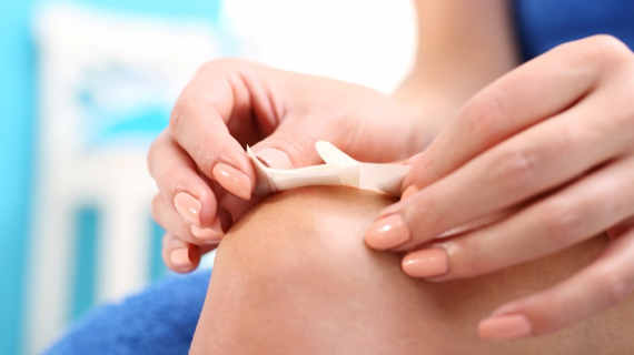 Illustration : Retirer un pansement sans peine : une méthode surprenante inspirée des plateaux de tournage